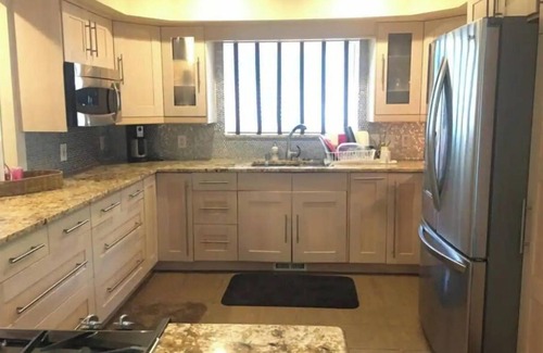 Romulus House | peaceful and private getaway on 5 acres.mnts to metro airport.
