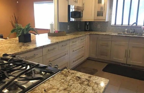 Romulus House | peaceful and private getaway on 5 acres.mnts to metro airport.