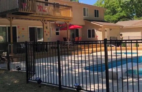 Romulus House | peaceful and private getaway on 5 acres.mnts to metro airport.