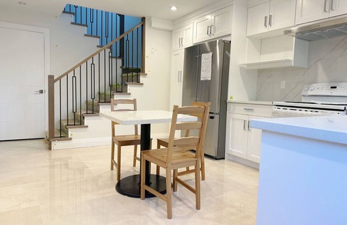 Arbutus Ridge House | Peaceful and quiet second-floor room for staying (E)