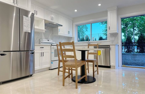 Arbutus Ridge House | Peaceful and quiet second-floor room for staying (E)