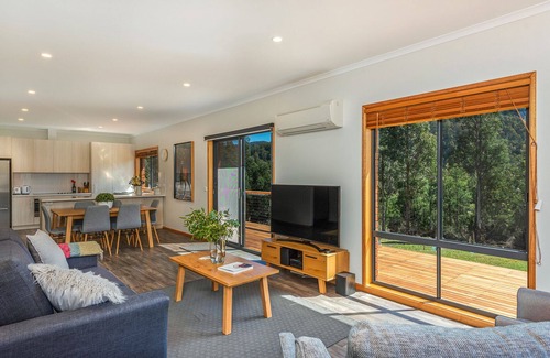 Pelverata House | Peaceful and secluded retreat only 25 minutes from Hobart.