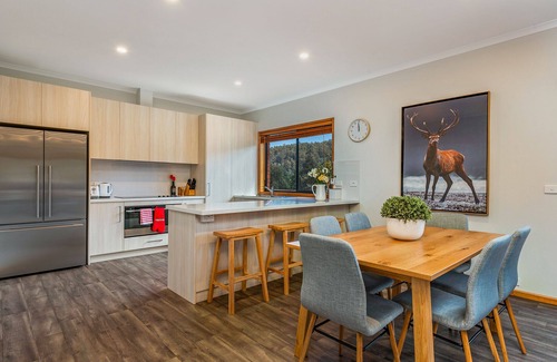 Pelverata House | Peaceful and secluded retreat only 25 minutes from Hobart.