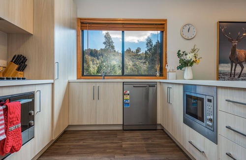 Pelverata House | Peaceful and secluded retreat only 25 minutes from Hobart.