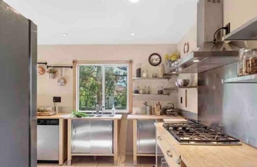 Newhall House | Peaceful and serene villa 25 min north of LA with mountain viewsn