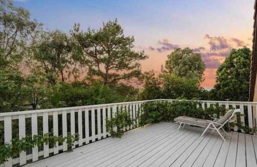 Newhall House | Peaceful and serene villa 25 min north of LA with mountain viewsn