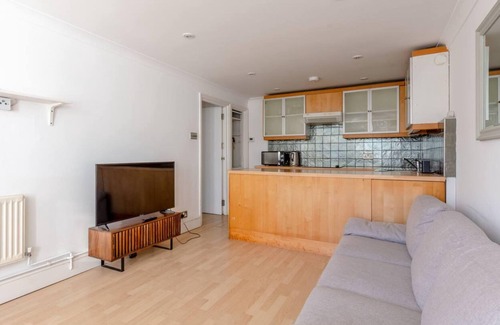 West Hill Apartment | Peaceful and Serene 2BD Flat in Southfields