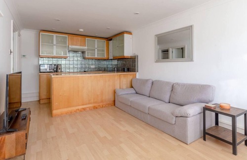 West Hill Apartment | Peaceful and Serene 2BD Flat in Southfields