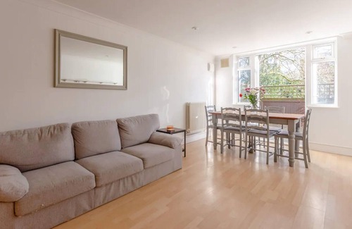 West Hill Apartment | Peaceful and Serene 2BD Flat in Southfields