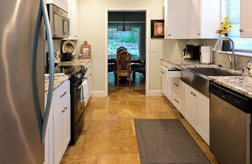 South Tulsa House | Peaceful and upscale neighbourhood. .