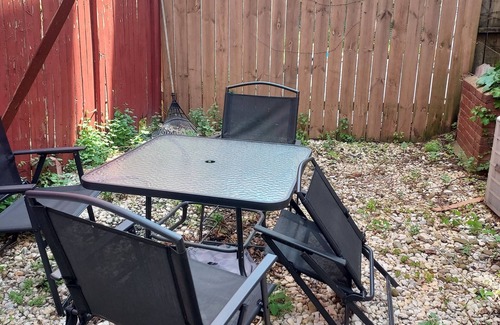 South Side Flats Apartment | Peaceful apartment with AC in Pittsburgh in the historic Southside .