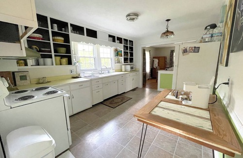 Whitsett Cottage | Peaceful Artist's Country Cottage in Whitsett