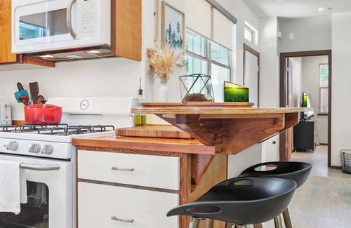 Central East Austin House | Peaceful Austin Oasis w/King Bed & private yard l Centrally Located