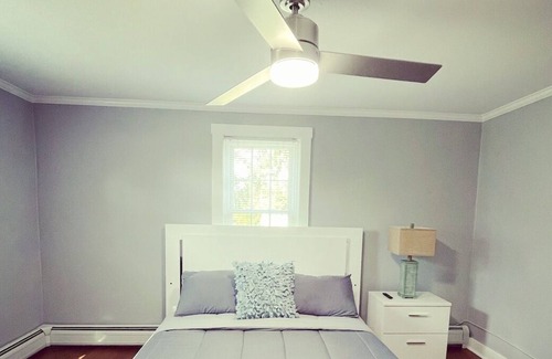 Portsmouth House | Peaceful beach home near Newport