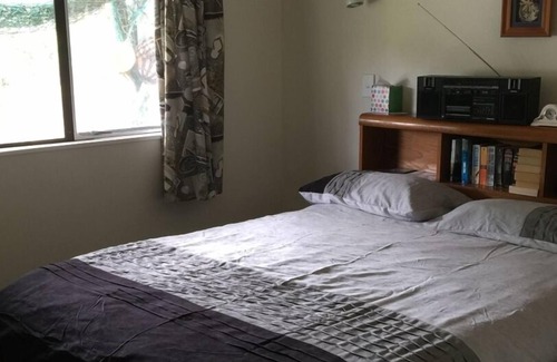 Te Henga House | Peaceful beach house