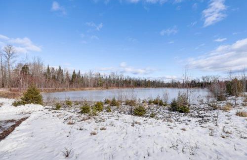 Bradford House | Peaceful Bradford Cabin with Pond and Covered Deck!
