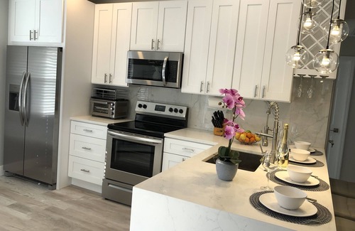 South Venice Villa | Peaceful bright home minutes from the beach