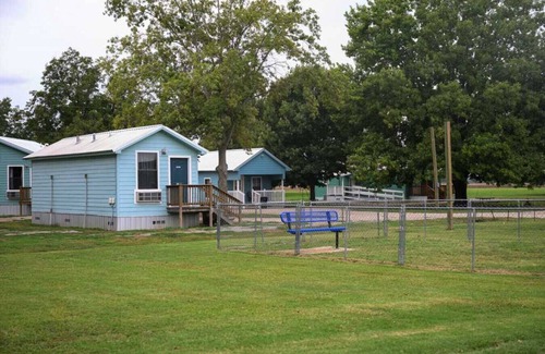 Lake Village Cabin | Peaceful cabin in orchard with Lake Chicot views!