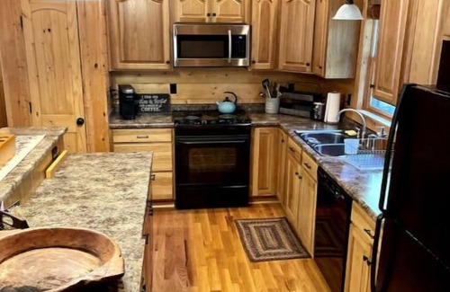 Altamont House | Peaceful Cabin: Trails, Winery, Fire-pit & 12 Acr