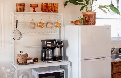 Delano Cabin | Peaceful Cabin with a Mountain View! Right in the heart of nature.