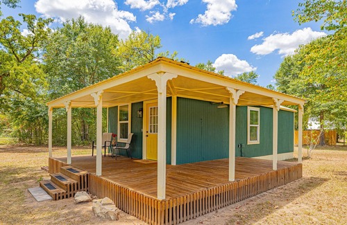 Navasota Cabin | Peaceful cabin with King bed, WiFi, kitchen, fire pit. No extra fees!