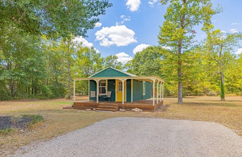 Navasota Cabin | Peaceful cabin with King bed, WiFi, kitchen, fire pit. No extra fees!