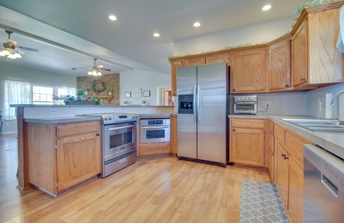 Bates House | Peaceful Cameron Getaway ~ 5 Mi to Poteau!