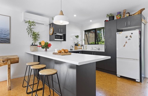 Muriwai Cottage | Peaceful cedar Cottage - 3 minutes to Muriwai Beach