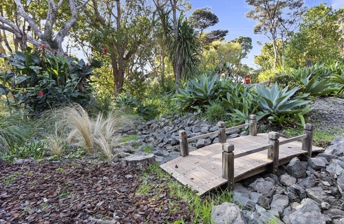 Muriwai Cottage | Peaceful cedar Cottage - 3 minutes to Muriwai Beach