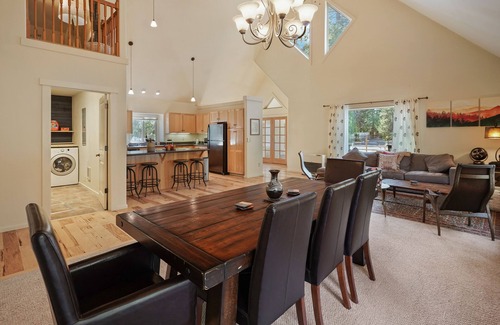 Oregon Water Wonderland Ski Chalet | Peaceful chalet with hot tub and fire pit
