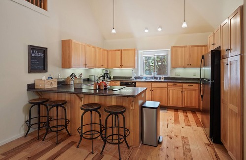 Oregon Water Wonderland Ski Chalet | Peaceful chalet with hot tub and fire pit
