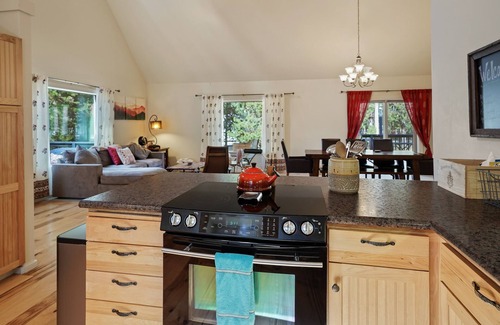 Oregon Water Wonderland Ski Chalet | Peaceful chalet with hot tub and fire pit