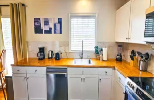 Charlotte House | Peaceful Charlotte Duplex