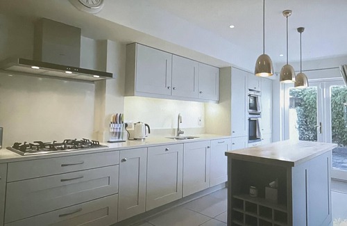 Ballsbridge Apartment | Peaceful City Living Near Grand Canal Dock Park Lane, Dublin
