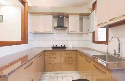 Sushant Lok Apartment | Peaceful City Paradise w/King Bed & Tub