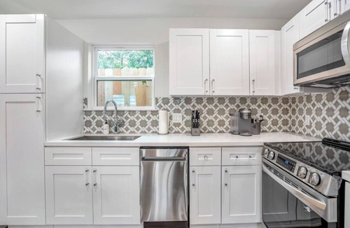 Southeast Houston House | Peaceful, colorful studio with everything you need
