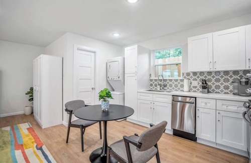 Southeast Houston House | Peaceful, colorful studio with everything you need