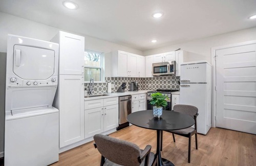 Southeast Houston House | Peaceful, colorful studio with everything you need