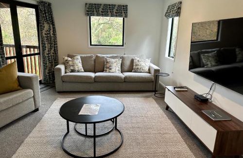 Tamahere Ski Chalet | Peaceful cottage in beautiful landscaped native bush gully