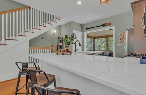 Irvington House | Peaceful cottage in the quaint Town of Irvington!
