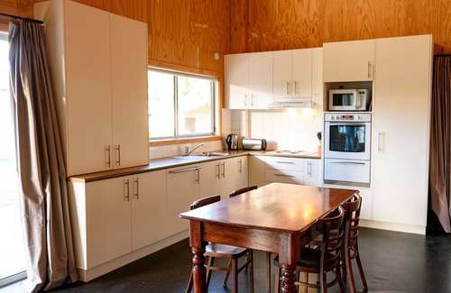 Willowmavin Cottage | Peaceful cottage retreat an hour from Melbourne