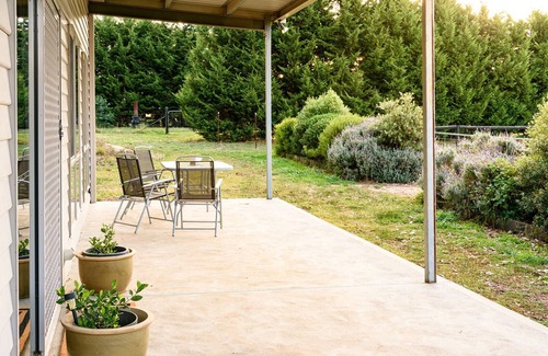Willowmavin Cottage | Peaceful cottage retreat an hour from Melbourne