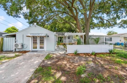 St. Petersburg - Clearwater Cottage | Peaceful cottage with AC in St. Petersburg - Close to Everything!
