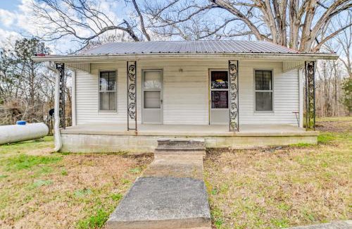 McKinnon House | Peaceful Cottage with Yard 2 Mi to Kentucky Lake!
