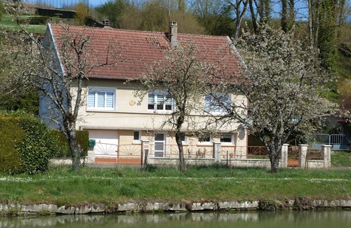 Vilosnes-Haraumont Cottage | Peaceful Country House with River Views, Near Verdun - Sleeps 5