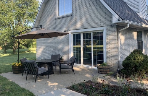 Lexington House | Peaceful Country Cottage sleeps 7 to 10 guests just 15 minutes to downtown
