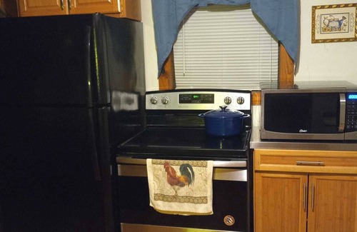 Pinetta Cabin | Peaceful Country Getaway Pet Friendly and Cozy!