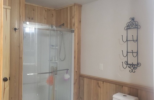 West Cabin | Peaceful country relaxing within 15 minutes of Waco and Magnolia.