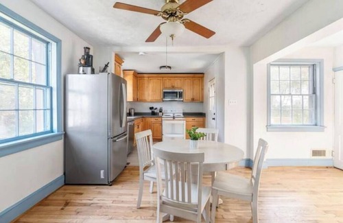 Glen Allen House | Peaceful & Cozy 2 Bedroom Unit with Large Fenced Backyard-Family & Pet Friendly