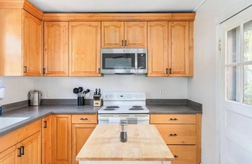 Glen Allen House | Peaceful & Cozy 2 Bedroom Unit with Large Fenced Backyard-Family & Pet Friendly